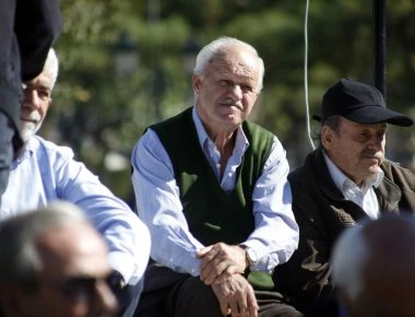 Συγκέντρωση διαμαρτυρίας πραγματοποιούν οι συνταξιούχοι στην πλατεία Κλαυθμώνος